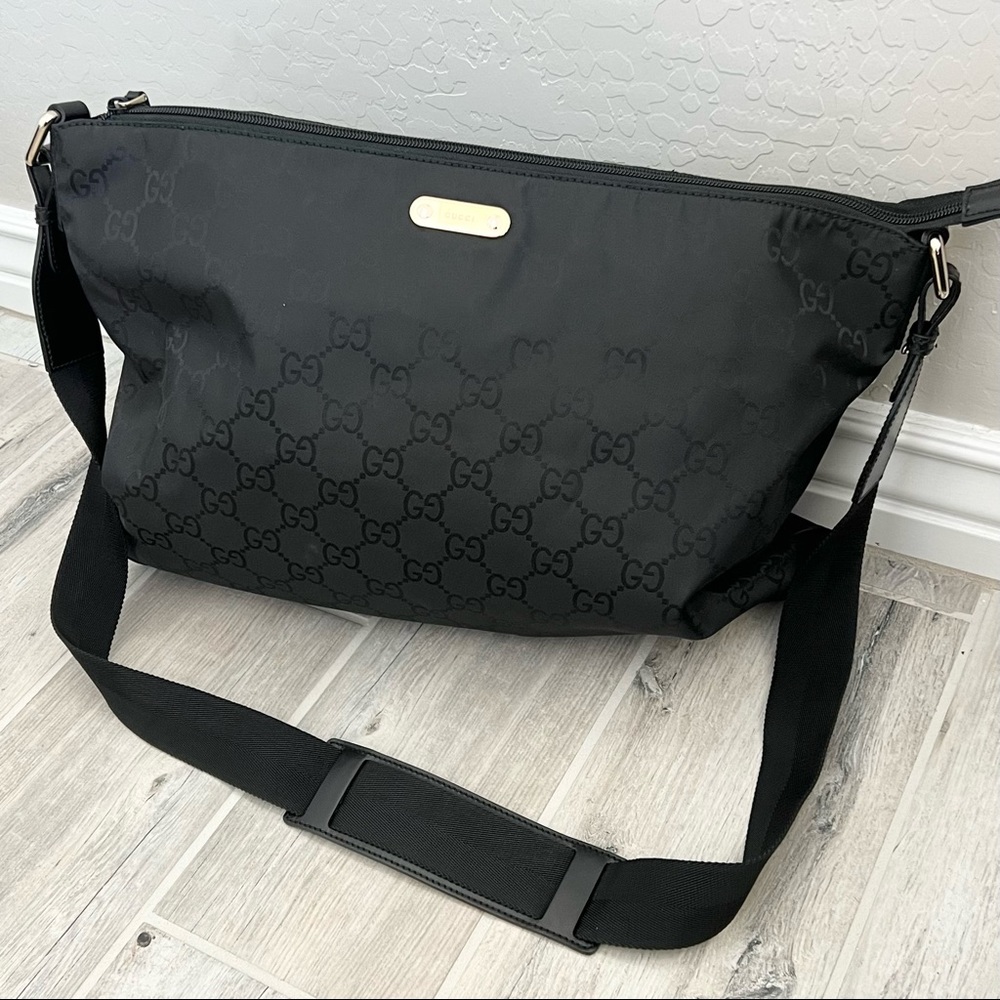 Gucci Elegant Black Crossbody Bag - Picture 2 of 14
